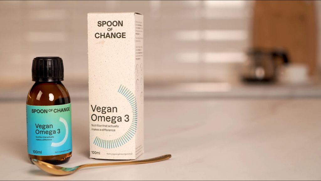Spoon of Change Logo Algenöl Vegan Omega-3 DHA und EPA Langkettige Fettsäuren Ungesättigt Nachhaltig Algen Mikroalgen Öl Laborgeprüft Studien Dosis Menge Löffel Flüssig Öko